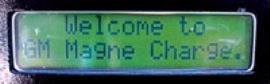 - Detailn pohled na informan display nabjee GM Magne Charge. -