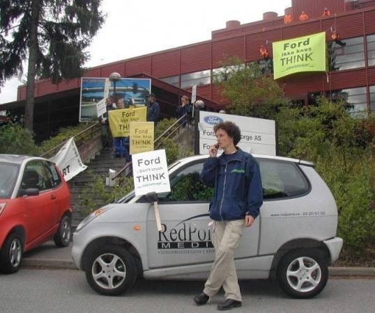 - Greenpeace vyvsil protestn transparent na budovu FORD -