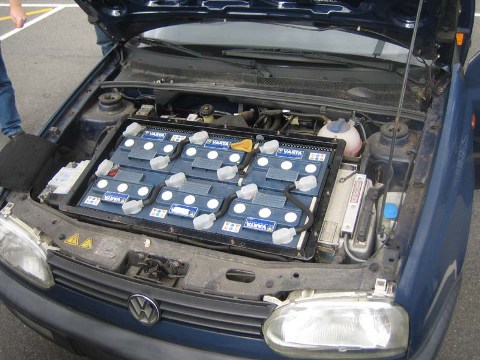 - Volkswagen GOLF III citySTROMer přední baterie odkryté-