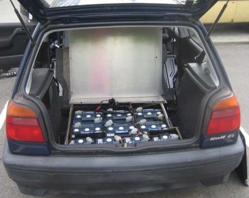 - Volkswagen GOLF III citySTROMer zadn baterie odkryt-